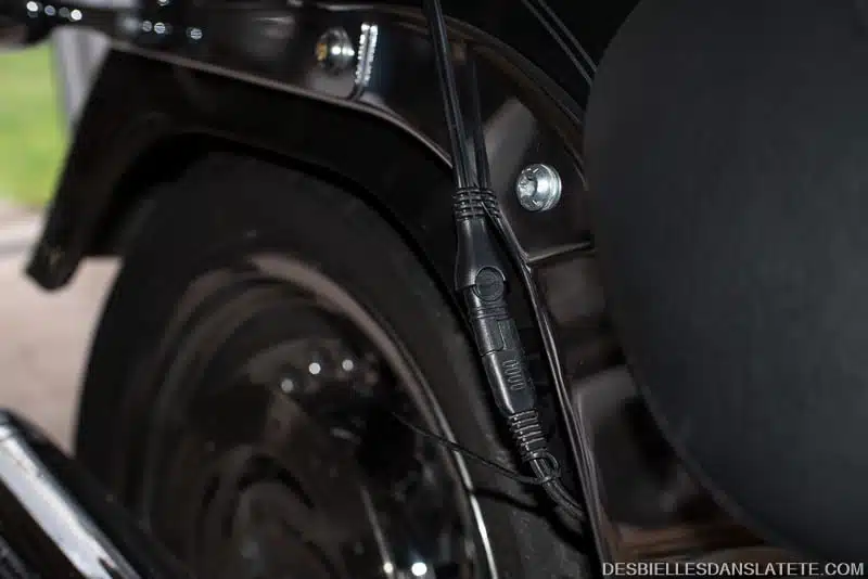 raccordement du chargeur moto Optimate 5 sur Harley-Davidson Fat Boy