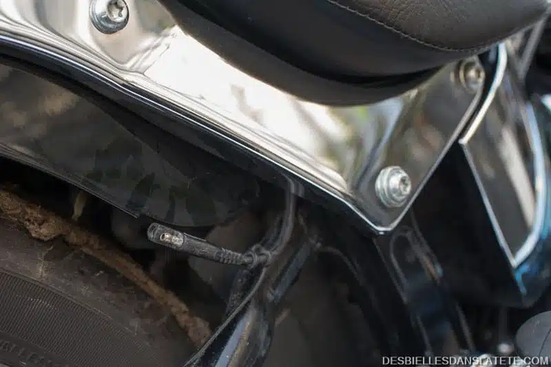 Test du chargeur moto Optimate : une fois le câble chargeur débranché le cordon batterie à planquer sous le bras chromé