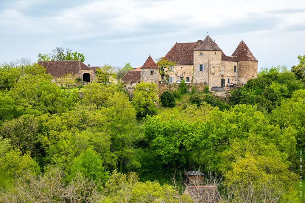 Le château de Cantecor à la sortie du village d'Alvignac