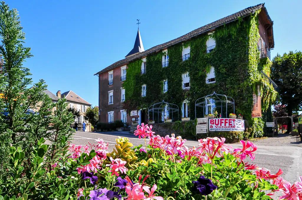 L'hôtel du chateau à l'entrée du village d'Alvignac dans le Lot (46)
