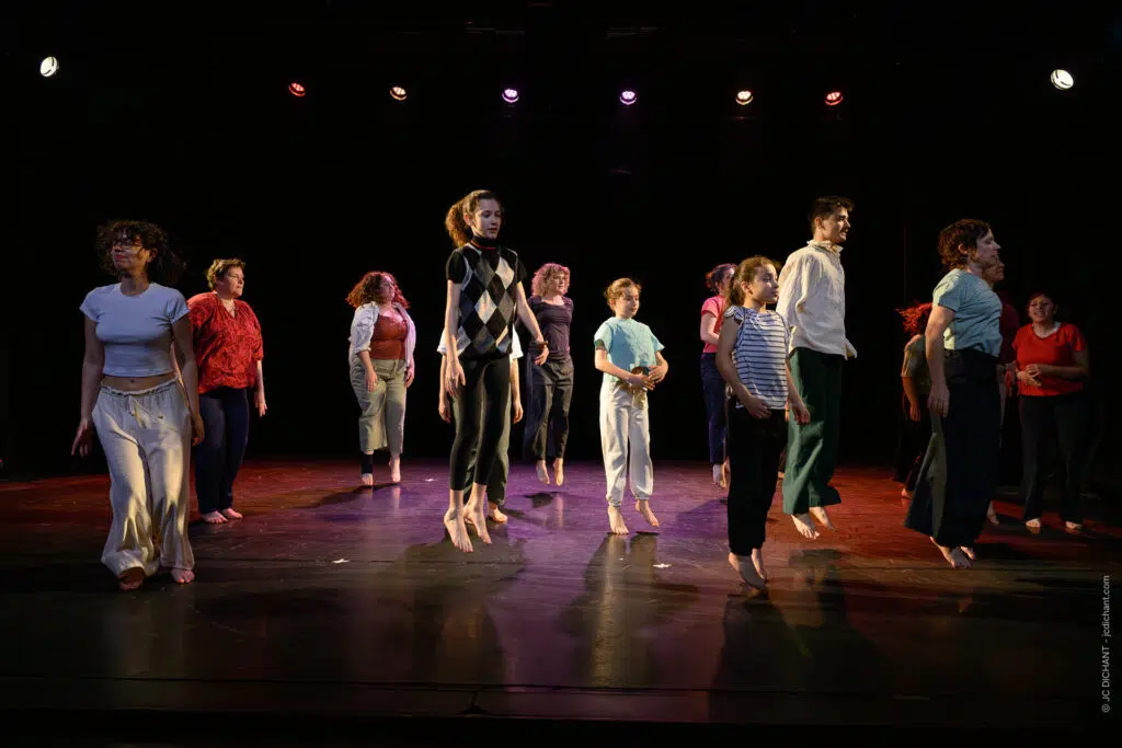 Théâtre El Duende, Ivry-sur-Seine : JEUX, TOI, NOUS... — Baya Noun. Improvisation et rencontre, la danse qui se construit dans l'instant. — Photo © JC Dichant