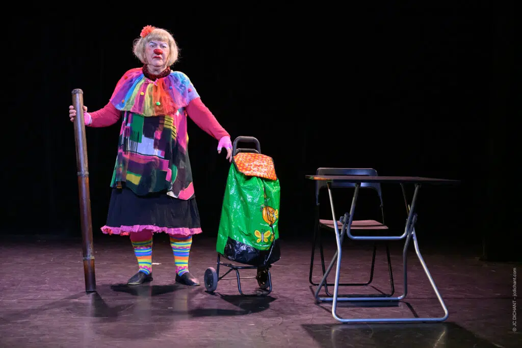 Théâtre El Duende, Ivry-sur-Seine : SIMONE — Clown tout terrain. — Photo © JC Dichant