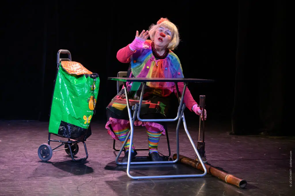 Théâtre El Duende, Ivry-sur-Seine : SIMONE — Clown tout terrain. — Photo © JC Dichant