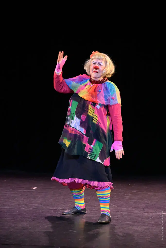 Théâtre El Duende, Ivry-sur-Seine : SIMONE — Clown tout terrain. — Photo © JC Dichant