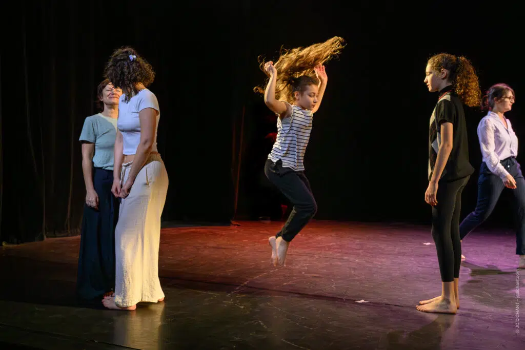 Théâtre El Duende, Ivry-sur-Seine : JEUX, TOI, NOUS... — Baya Noun. Improvisation et rencontre, la danse qui se construit dans l'instant. — Photo © JC Dichant