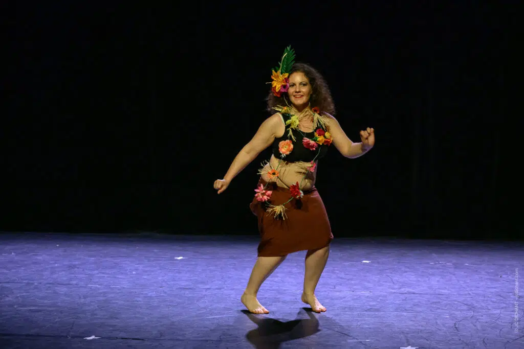 Théâtre El Duende, Ivry-sur-Seine : Danse tahitienne — Sophie et Mélaine, Soldance Academy. Démonstration et initiation. — Photo © JC Dichant