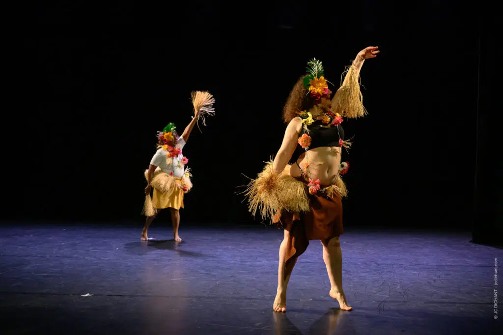 Théâtre El Duende, Ivry-sur-Seine : Danse tahitienne — Sophie et Mélaine, Soldance Academy. Démonstration et initiation. — Photo © JC Dichant