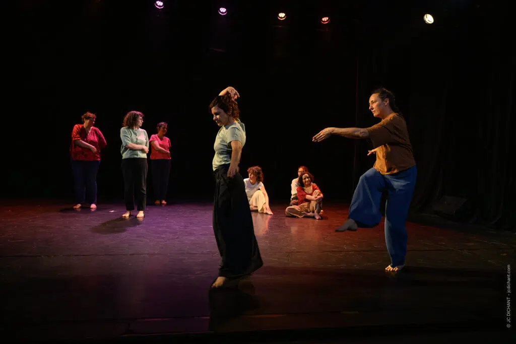 Théâtre El Duende, Ivry-sur-Seine : JEUX, TOI, NOUS... — Baya Noun. Improvisation et rencontre, la danse qui se construit dans l'instant. — Photo © JC Dichant