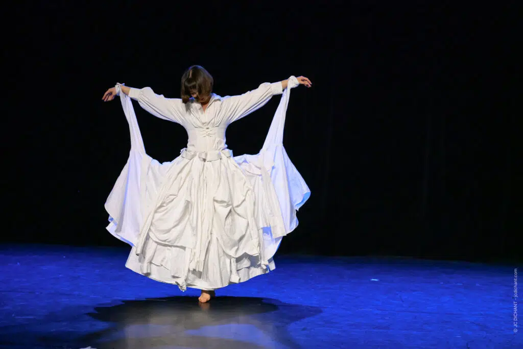 Théâtre El Duende, Ivry-sur-Seine : DRESSING — Mey-Lynn Dichant, Cie MEY-LYNN.D. Le poids des choix, dansé. — Photo © JC Dichant