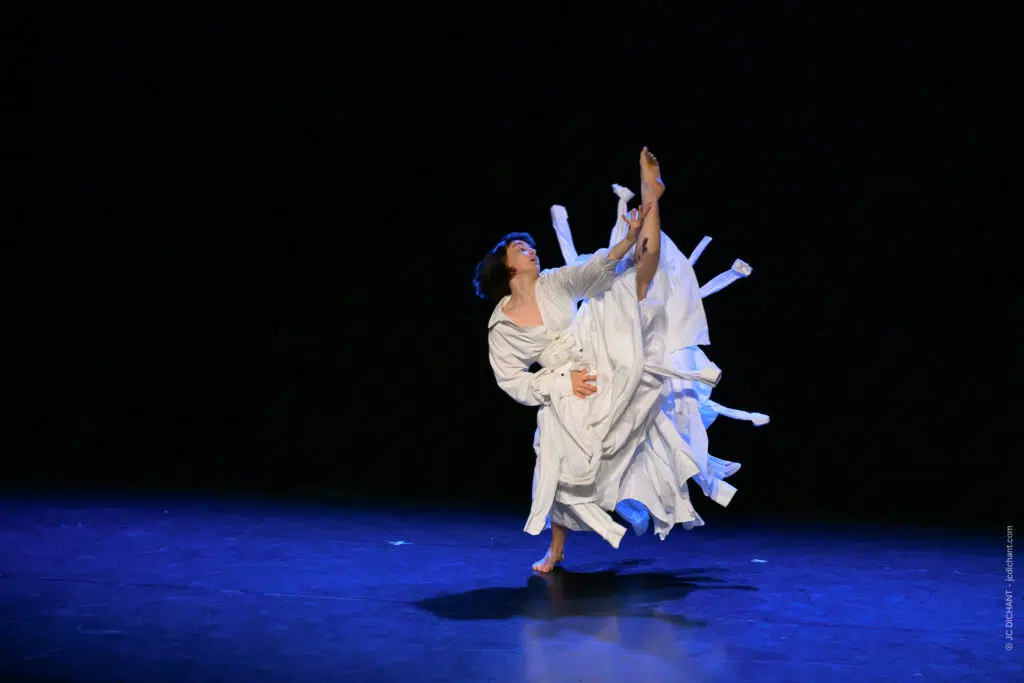 Théâtre El Duende, Ivry-sur-Seine : DRESSING — Mey-Lynn Dichant, Cie MEY-LYNN.D. Le poids des choix, dansé. — Photo © JC Dichant