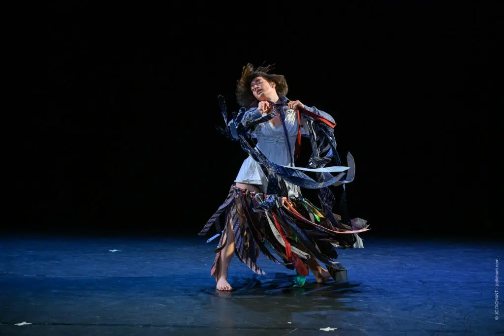 Théâtre El Duende, Ivry-sur-Seine : DRESSING — Mey-Lynn Dichant, Cie MEY-LYNN.D. Le poids des choix, dansé. — Photo © JC Dichant