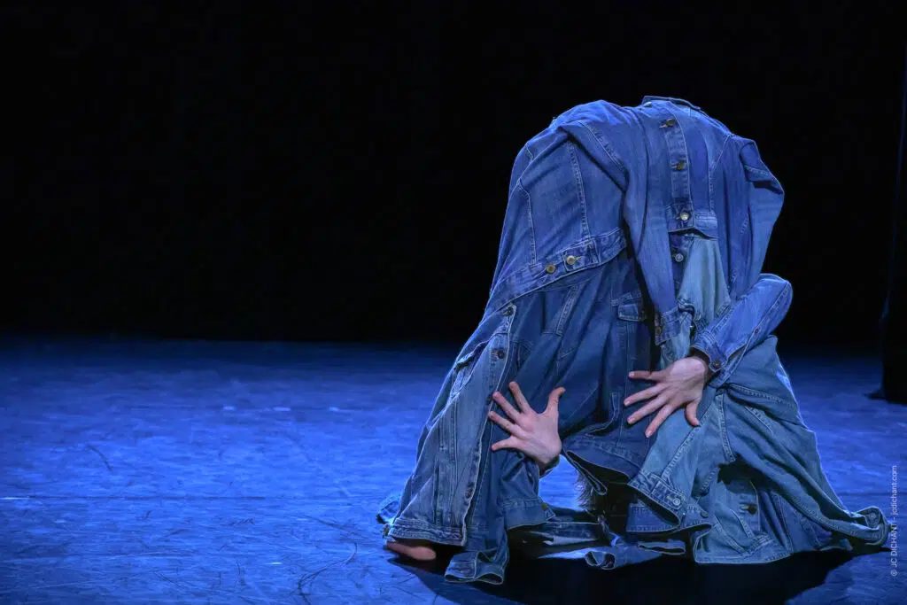 Théâtre El Duende, Ivry-sur-Seine : DRESSING — Mey-Lynn Dichant, Cie MEY-LYNN.D. Le poids des choix, dansé. — Photo © JC Dichant