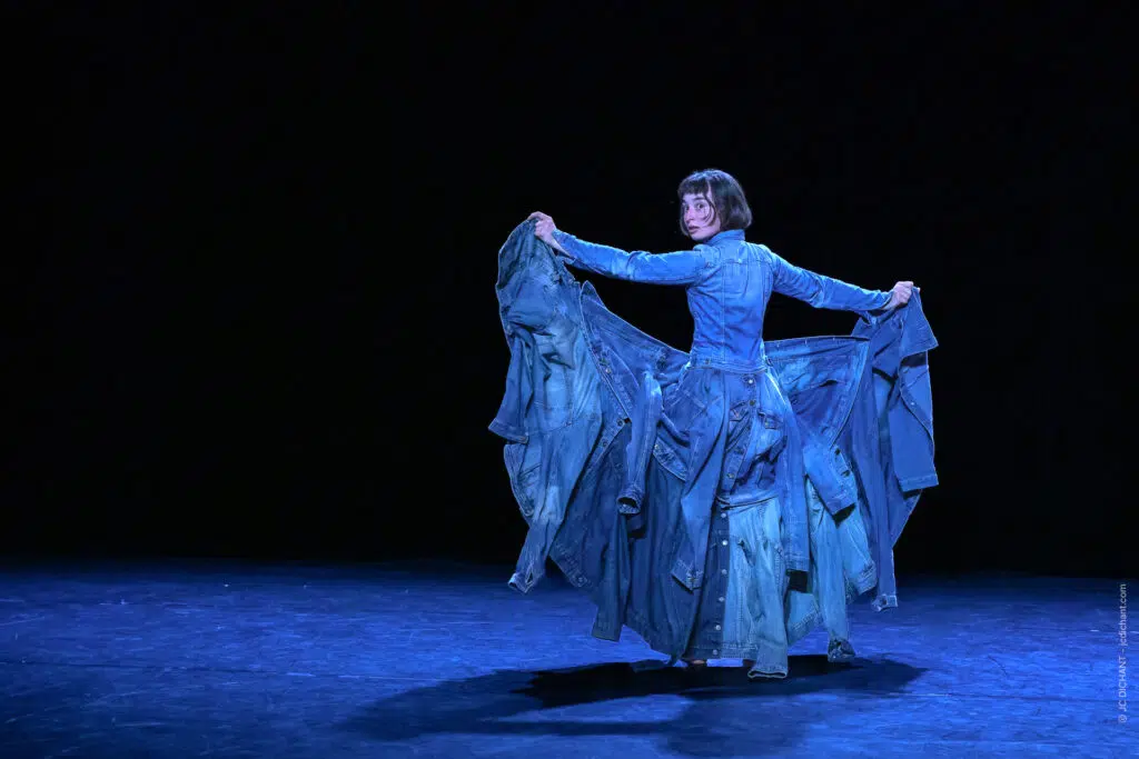 Théâtre El Duende, Ivry-sur-Seine : DRESSING — Mey-Lynn Dichant, Cie MEY-LYNN.D. Le poids des choix, dansé. — Photo © JC Dichant