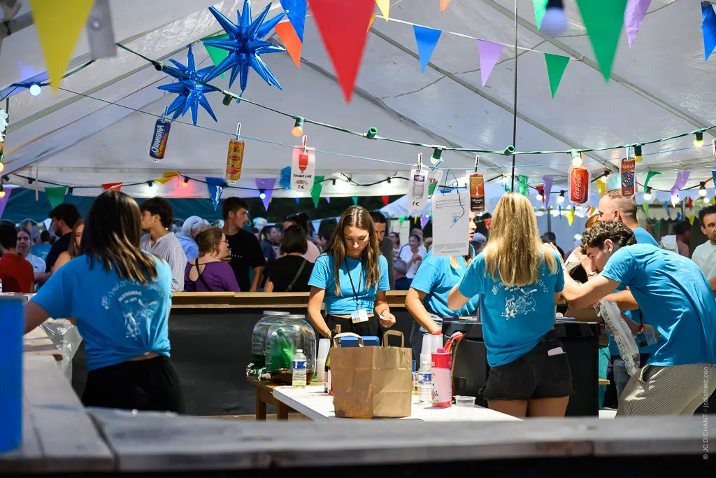 Le comité des fêtes d'Alvignac lors du concert de Boulevard des Airs, esplanade du parc du Samayou, 9 août 2026
