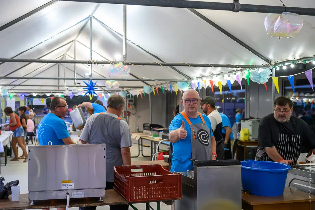 Le comité des fêtes d'Alvignac lors du concert de Boulevard des Airs, esplanade du parc du Samayou, 9 août 2026