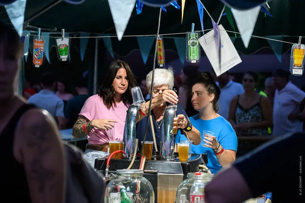 Le comité des fêtes d'Alvignac lors du concert de Boulevard des Airs, esplanade du parc du Samayou, 9 août 2026