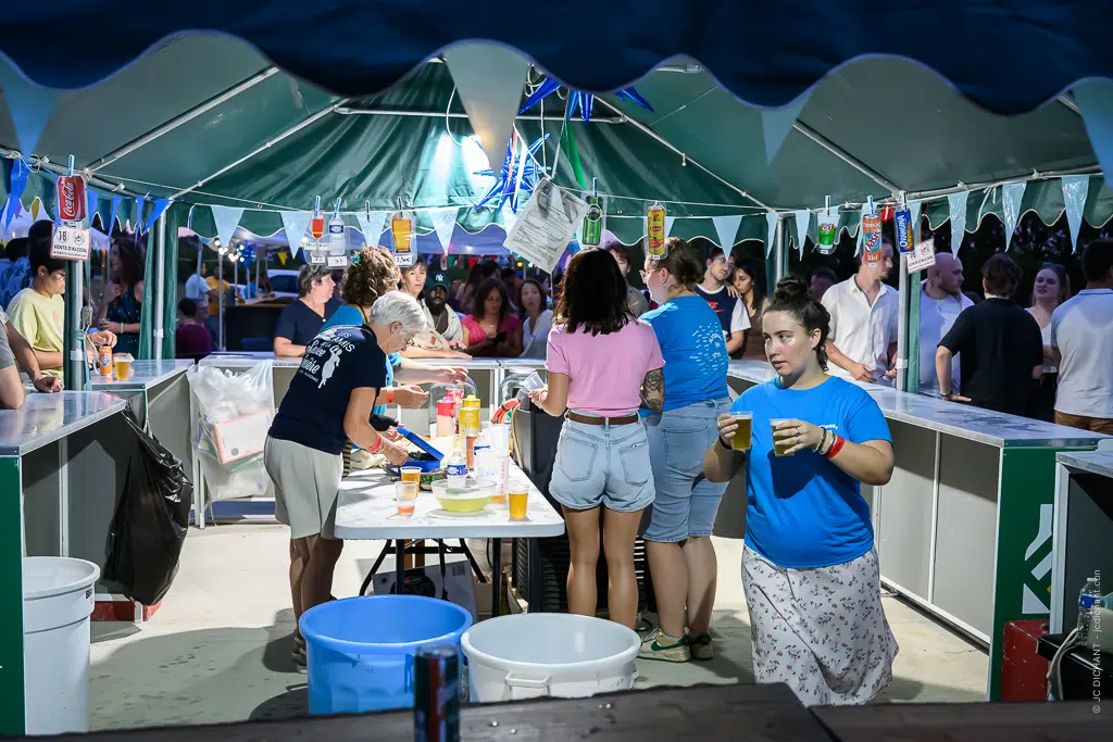 Le comité des fêtes d'Alvignac lors du concert de Boulevard des Airs, esplanade du parc du Samayou, 9 août 2026
